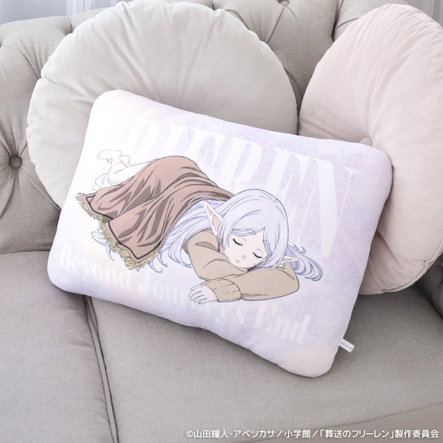 Imagen promocional relacionada con Frieren se queda dormida en una nueva línea de mantas, cojines y tapete de escritorio · imagen 3