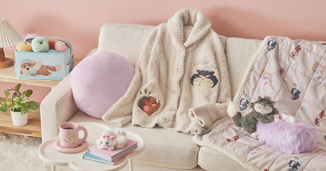 Imagen promocional relacionada con Disney Store presenta la colección otoñal DISNEY FLUFFY ANIMAL con Lucifer, Nana y Marie
