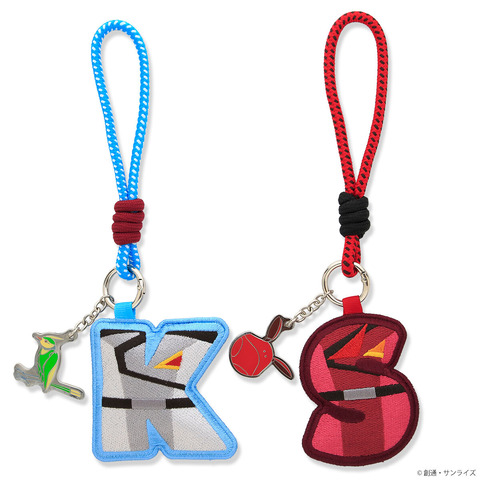 Imagen promocional relacionada con Gundam SEED FREEDOM presenta bolsos y llaveros bordados de Kira y Shinn