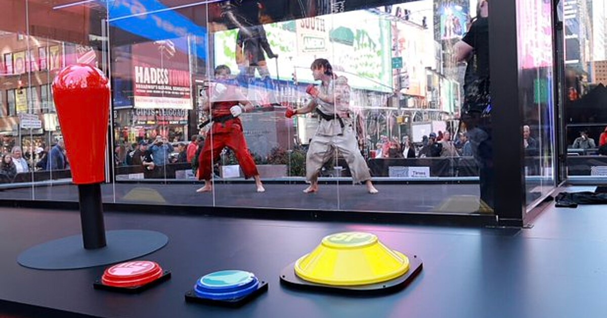 Imagen promocional relacionada con Street Fighter lleva una recreativa gigante a Times Square con combates en vivo