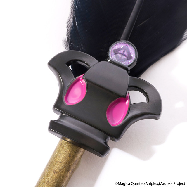 Imagen promocional relacionada con Madoka Magica presenta una pluma estilográfica inspirada en el ala de Homura demonio · imagen 3